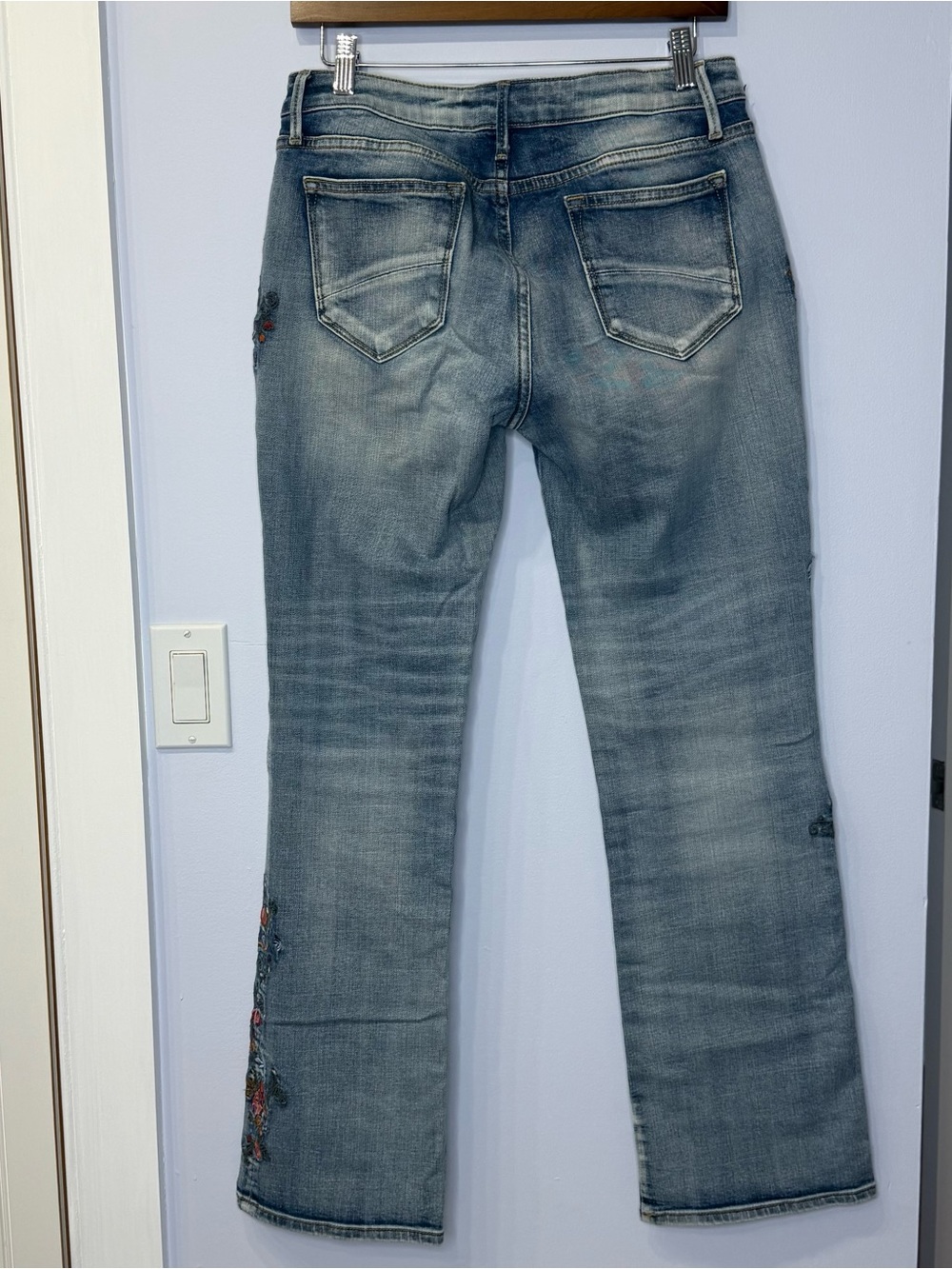 Driftwood Kelly Floral Embroidered Light Blue Women's Jeans, size 29. Like new! - Picture 2 of 8